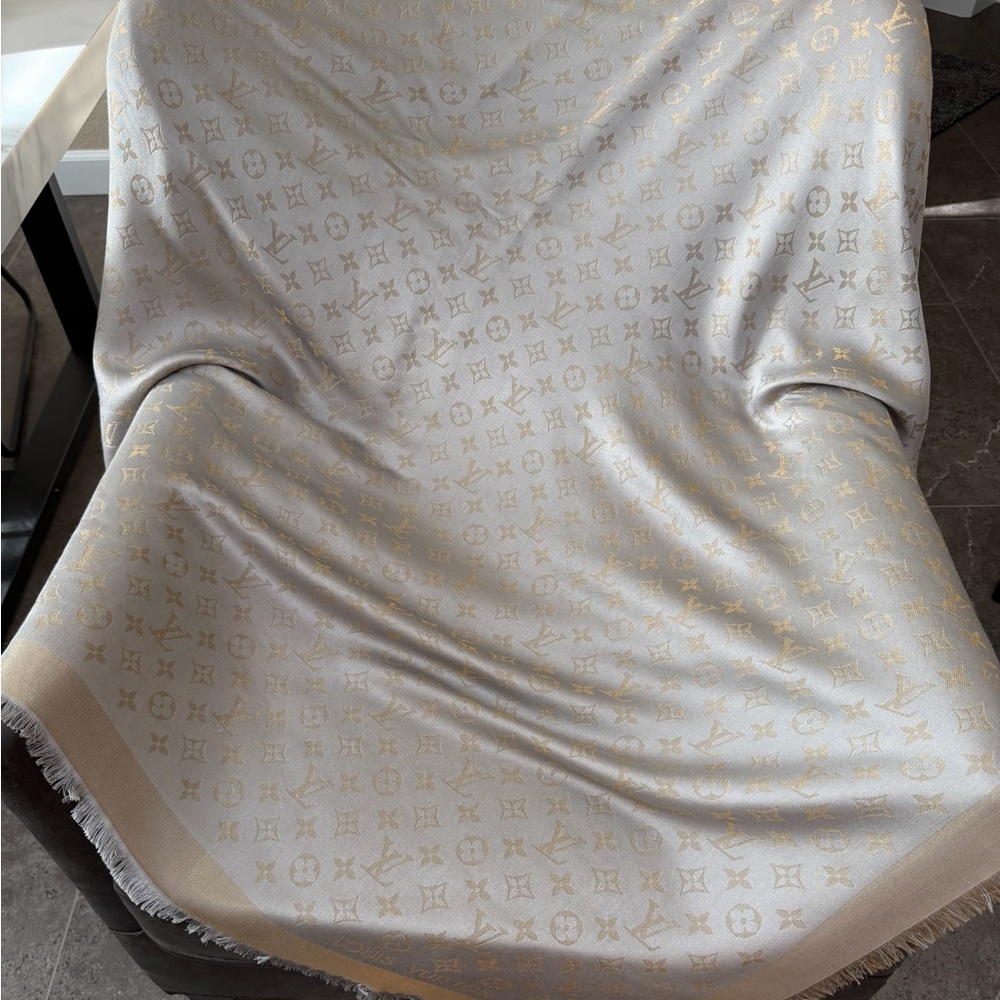 Louis Vuitton Champagne and subtle silver Monogram Shawl - Picture 4 of 9